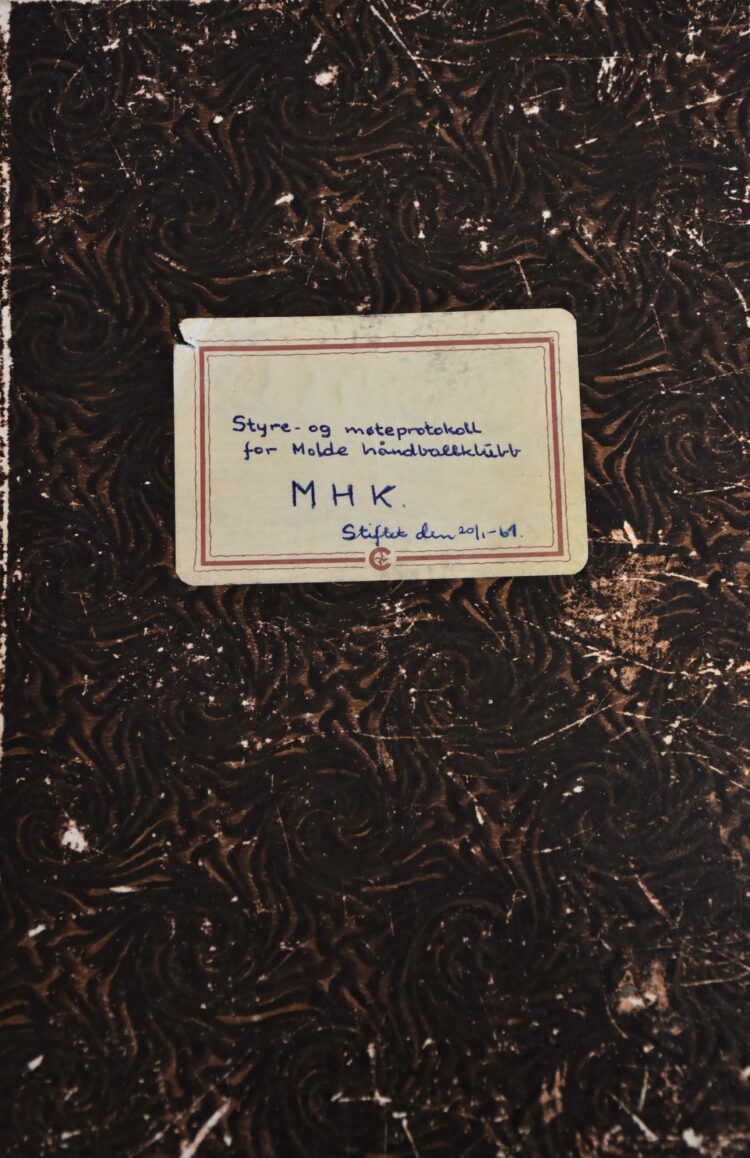Møteprotokollen fra stiftelsesdagen i 1961.